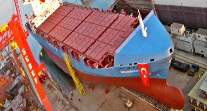 Kızakta blok montajı süren bir konteyner gemisi