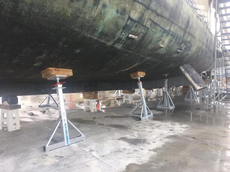 Takaryalara oturmuş bir tekne