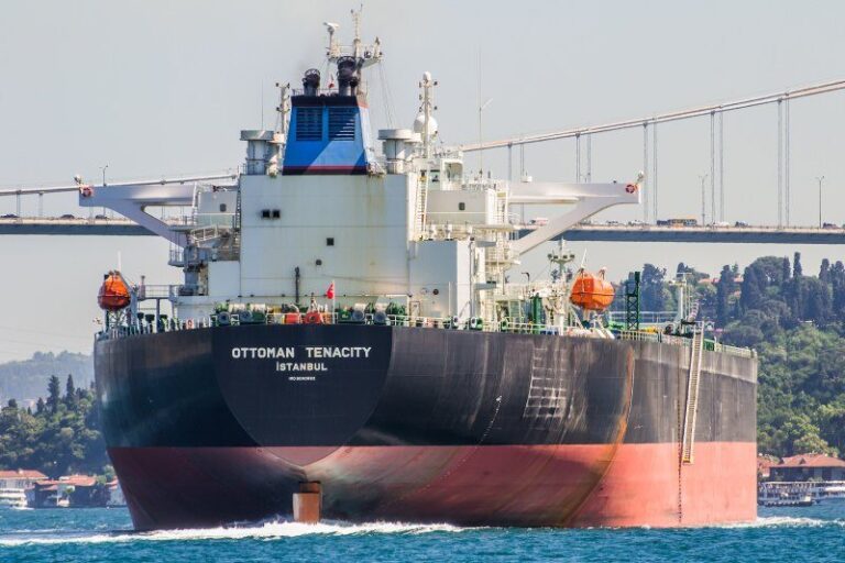 Tanker boğazdan geçiyor
