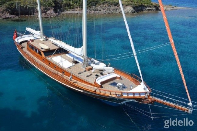 motor sailer
